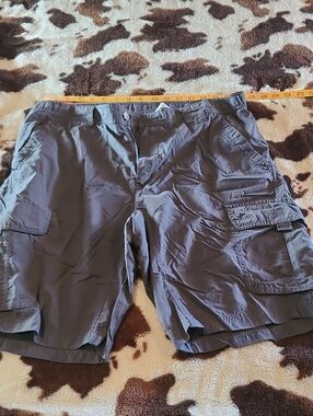 Columbia Men's Dark Gray Cargo Shorts Titanium Omni Dry Packable
